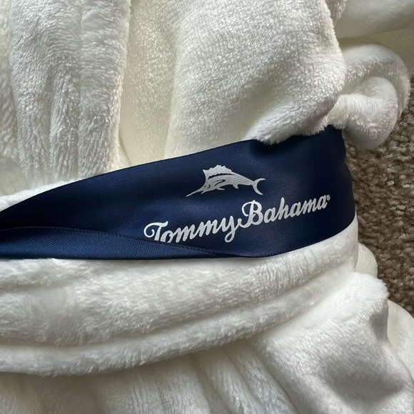 Tommy Bahama White Plush Robe with Navy Accents - Picture 2 of 3